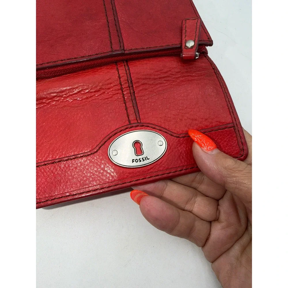 Fossil Red Pebbled Leather Trifold Wallet Keyhole Logo Snap Closure Pocket